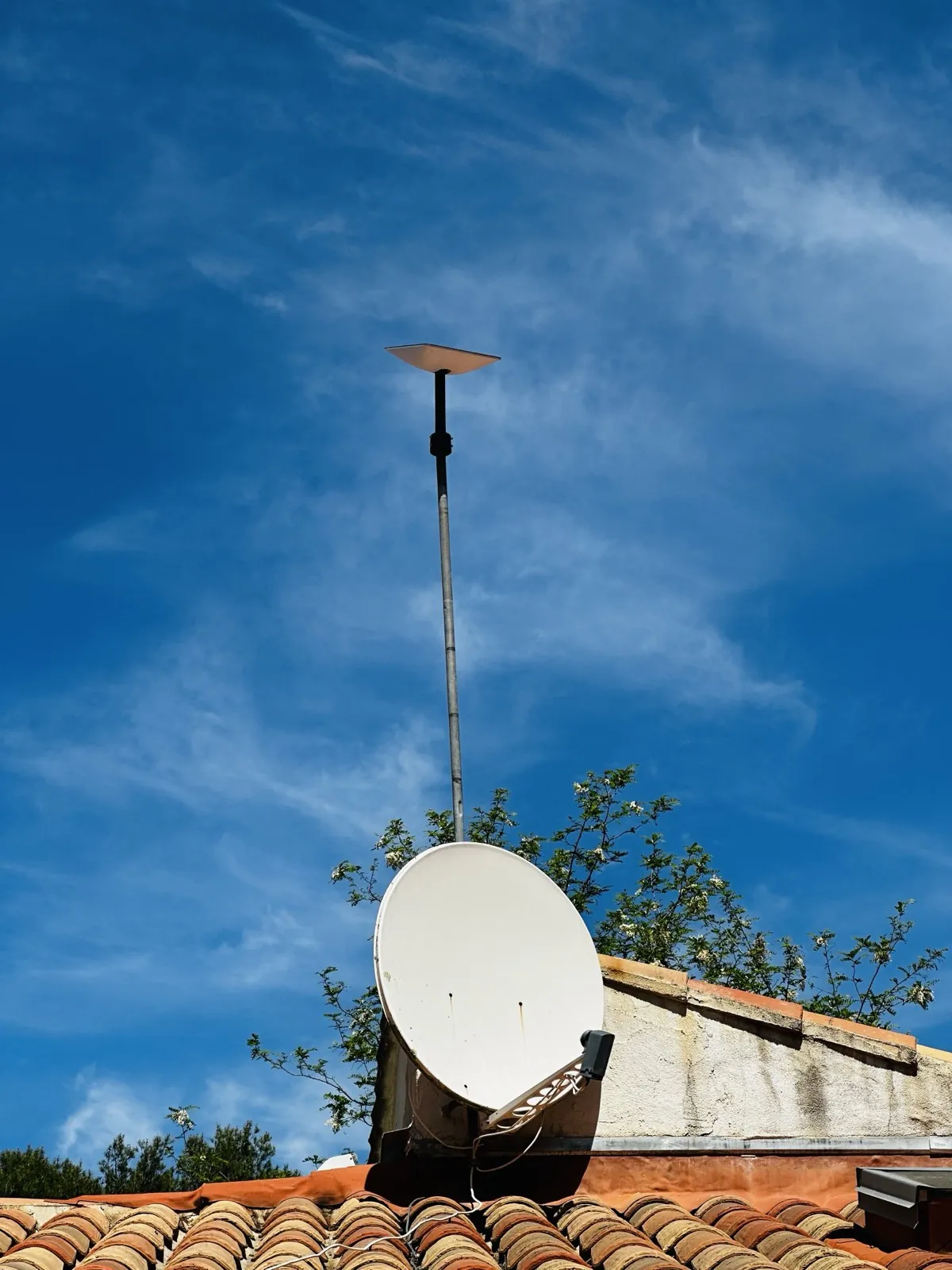 Antenne Starlink installée sur mât en toiture