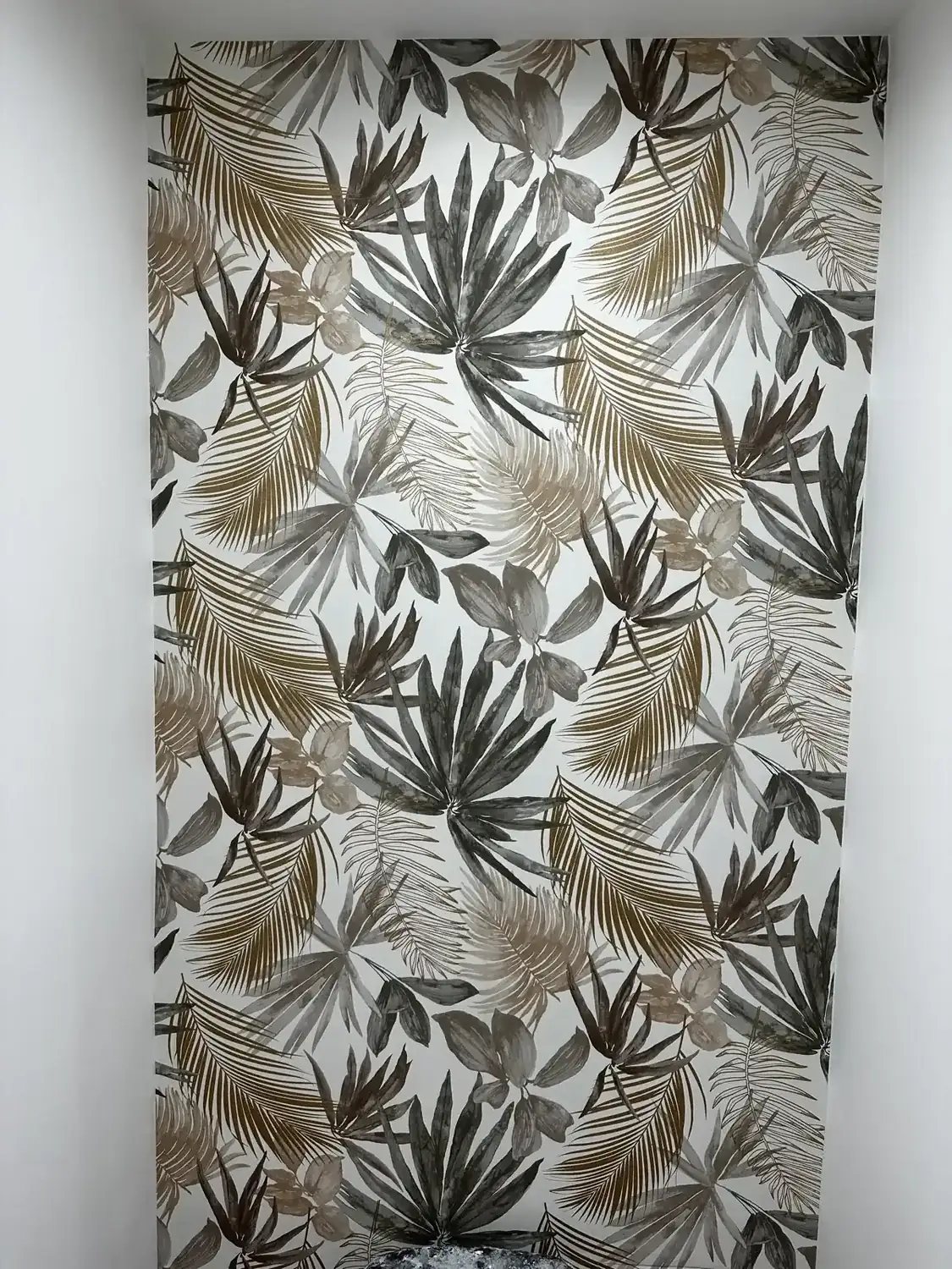 Pose de papier peint à motif végétal