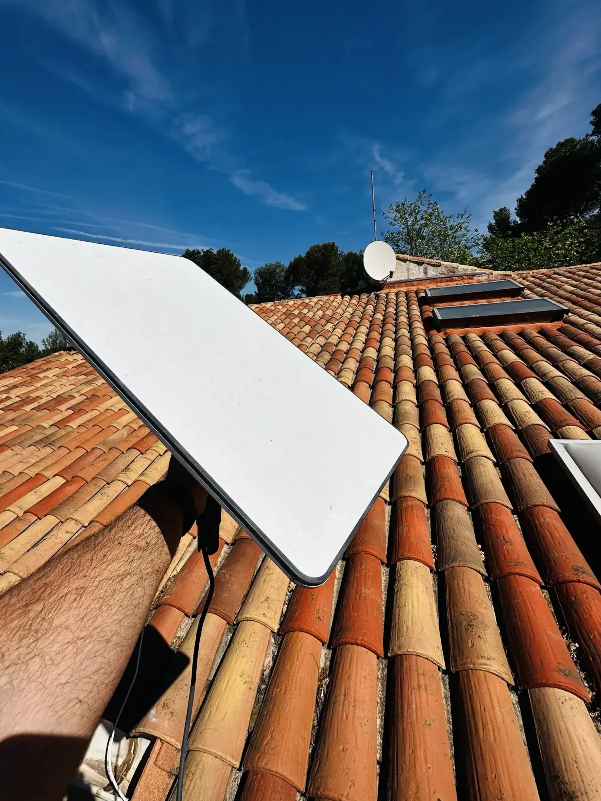 Pose de l'antenne Starlink sur toiture tuiles