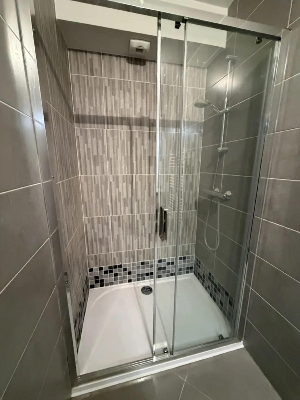 Rénovation de salle de bain à Brignoles (Var) — avant/après, réalisation Tinker